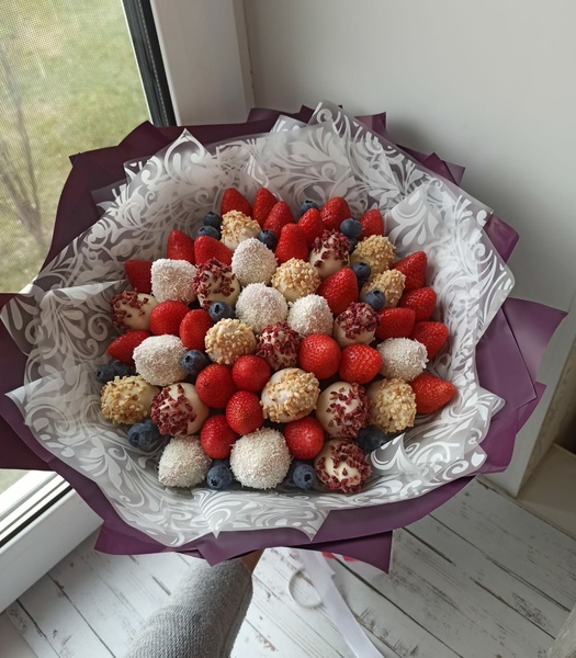 Клубничный букет 13. Микс из клубники в шоколаде